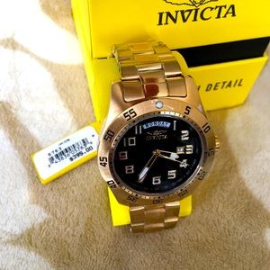 INVICTA SPECIALTY 5762 MEN’S ROUND GOLD-TONE BLACK DIAL DAY/DATE ANALOG WATCH.